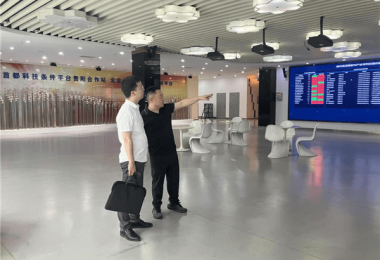貴州烏江實驗室副總經(jīng)理田向東一行到貴州陽光產(chǎn)權交易所下屬火炬公司進行業(yè)務交流